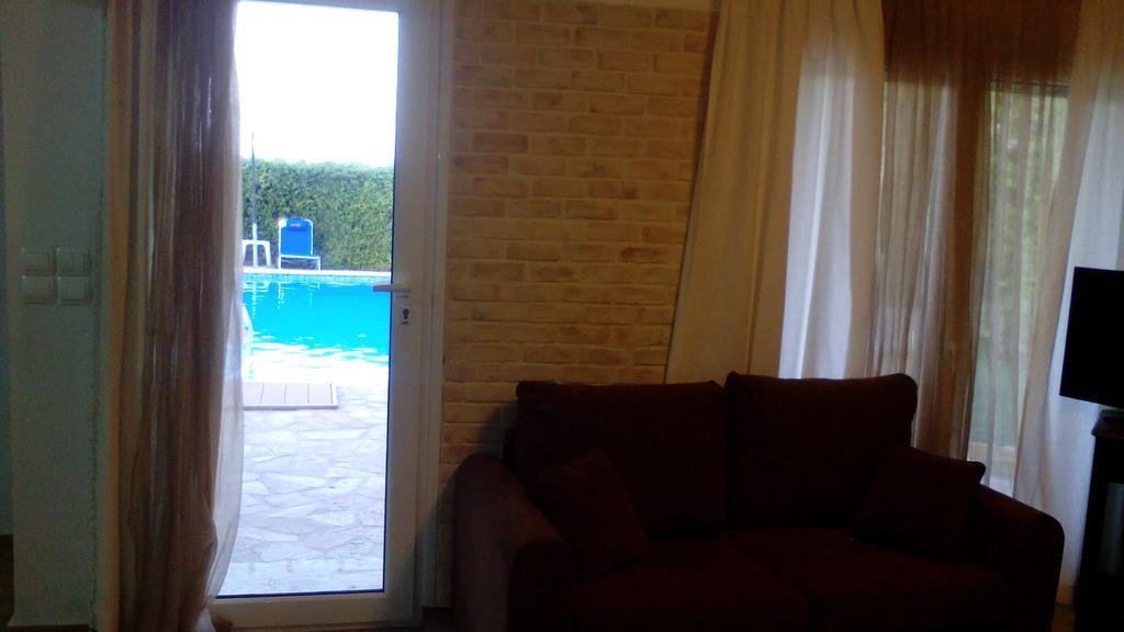 Apartment With Private Pool Kiáton Eksteriør billede